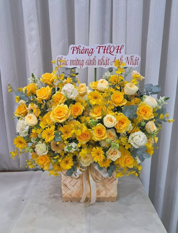 Giỏ hoa sinh nhật màu vàng