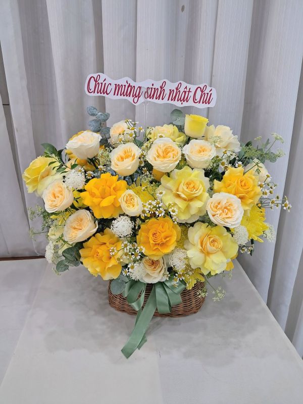 Giỏ hoa sinh nhật màu vàng
