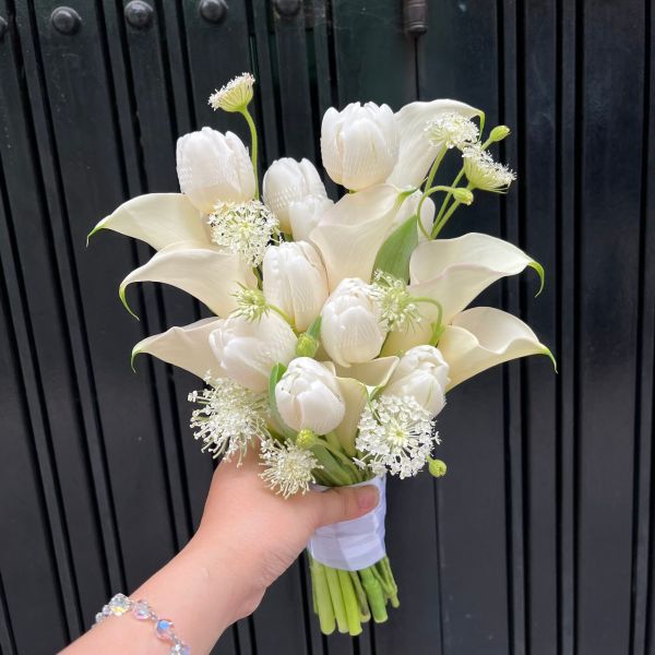 Hoa cưới cầm tay ngoài trời