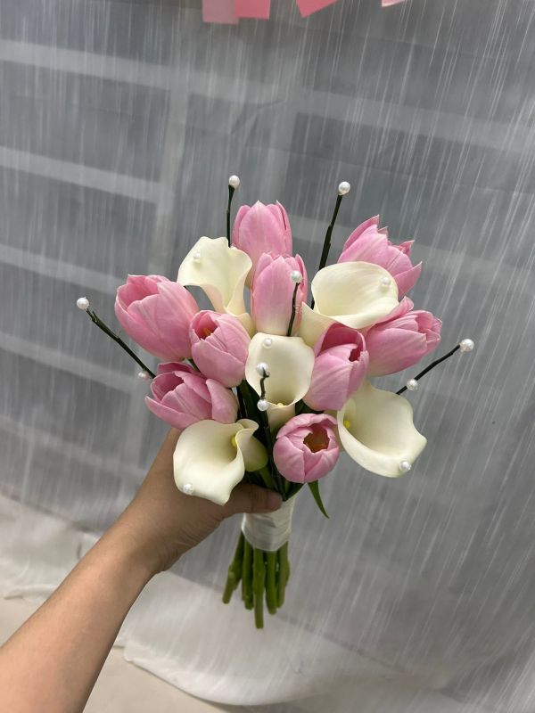 Hoa cưới cầm tay phối trắng và hồng