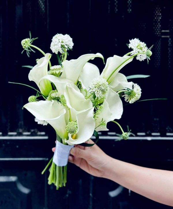 Hoa cưới cầm tay màu trắng